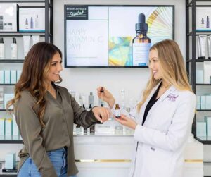 2017 SkinCeuticals становится брендом №1 по уходу за кожей, отпускаемым по рецепту врача, в США Согласно данным о продажах Klein. С тех пор бренд стал брендом №1 в мире по медицинскому эстетическому уходу за кожей. Источник: серия отчетов Kline & Company Global Professional Skincare, продажи производителей в сфере медицинского обслуживания.